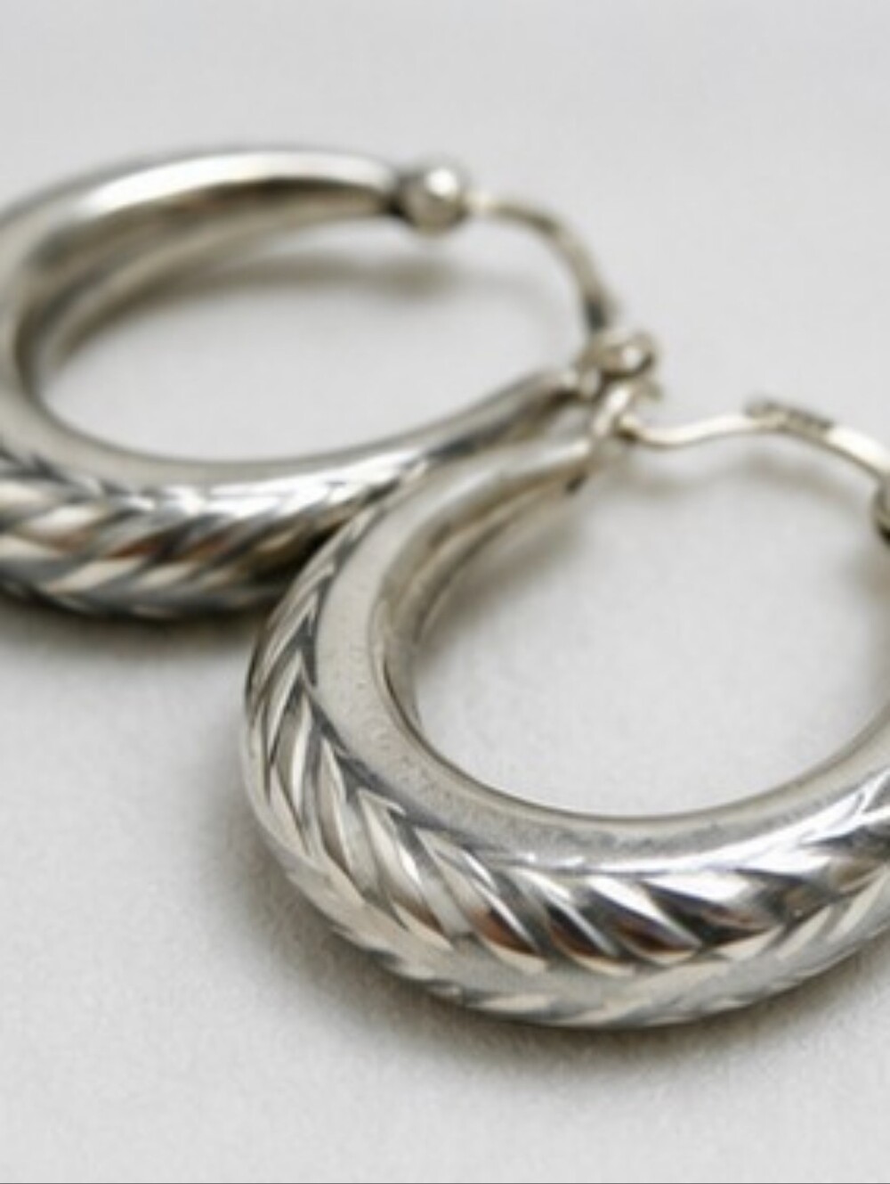 Vintage 925 Sterling Silver Etched Hoop Earrings Leaf Scroll Design Lightweight - Picture 6 of 6